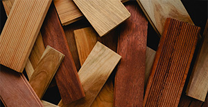 Un empilement de bois varié, mettant en avant la grande variété des parquets possibles.