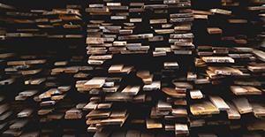 Un tas de planches de bois soigneusement superposées, mettant en avant leur aspect brut et artisanal.