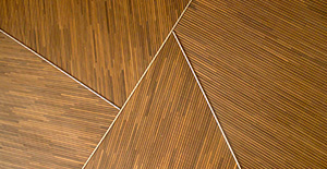 Un sol en bois présentant des motifs, ajoutant une touche artistique et contemporaine à l'espace.