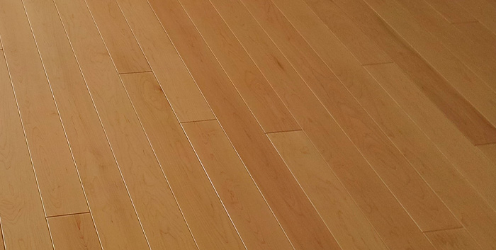 Gros plan sur un motif de pose de parquet : à l'anglaise