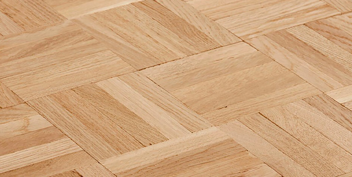 Gros plan sur un motif de pose de parquet : damier