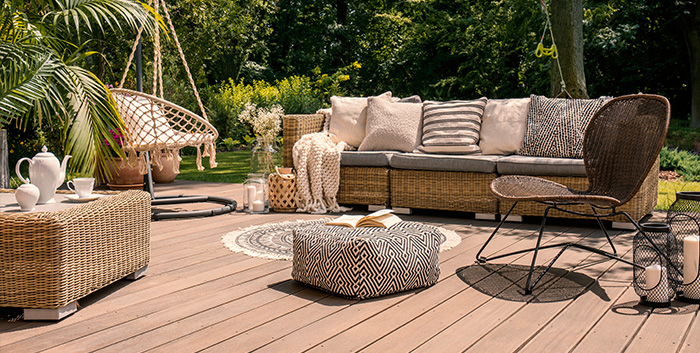 Décoration terrasse extérieure en bois ou composite pour se détendre au soleil