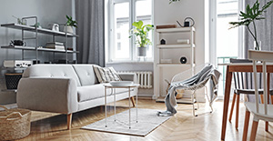 Ambiance cocooning d'un salon avec parquet naturel