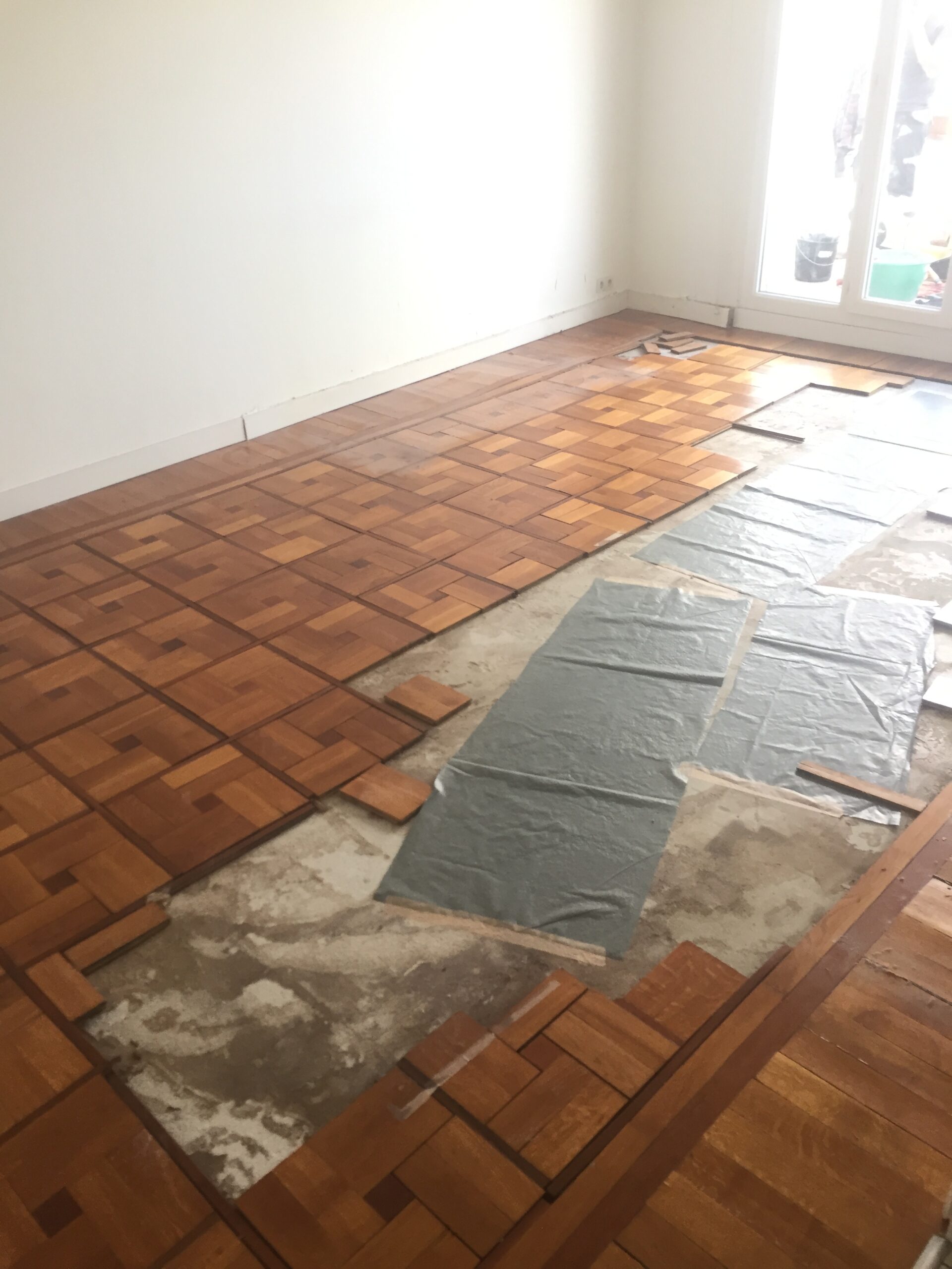 Sol en parquet abîmé et usé, avant réparation